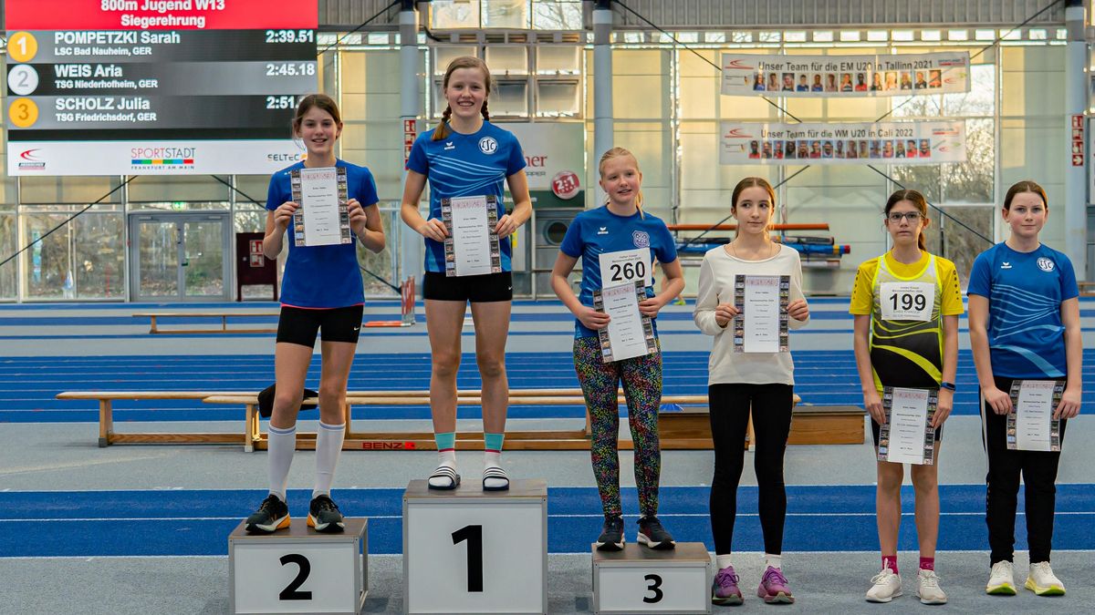 800 Meter W13 mit Siegerin Sarah Pompetzki (LSC Bad Nauheim). 