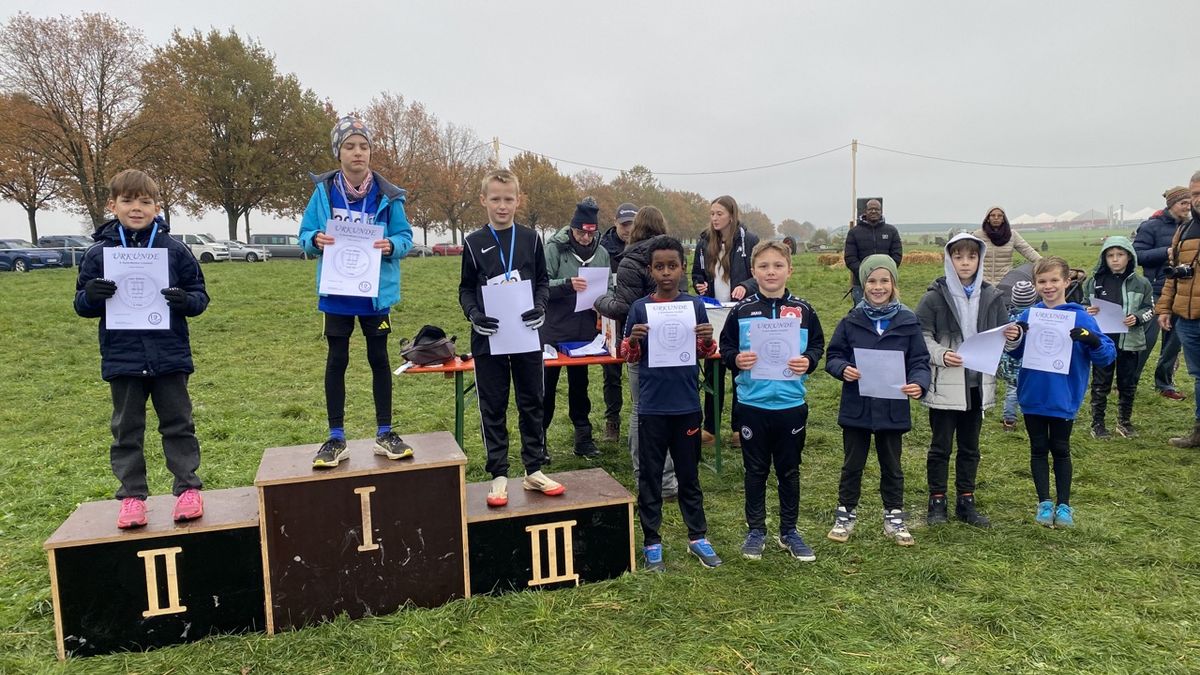 Siegerehrung in der M9 mit dem Podium (v.l.) 2. Lejan Kreuter (VfL Altenstadt), 1. Jonas Rößler (LSC Bad Nauheim), Raik Henzler (VfL Altenstadt). 