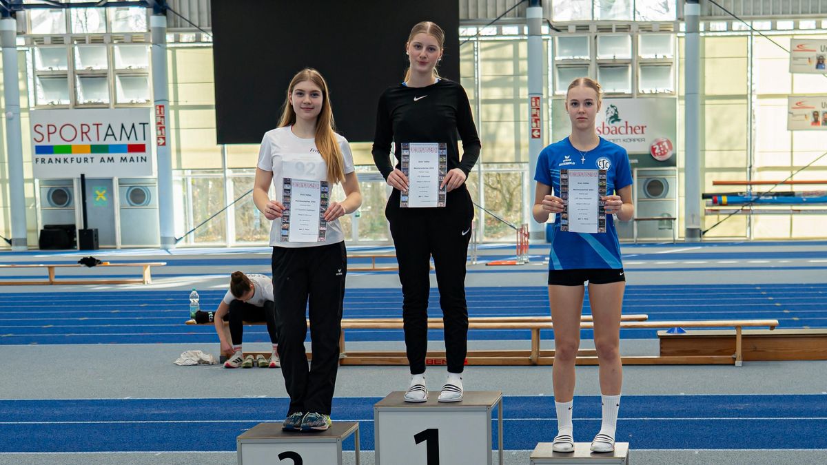 300 Meter W15 mit Siegerin Helene Trupp (VfL Altenstadt) und Melina Jost (r./LSC Bad Nauheim). 