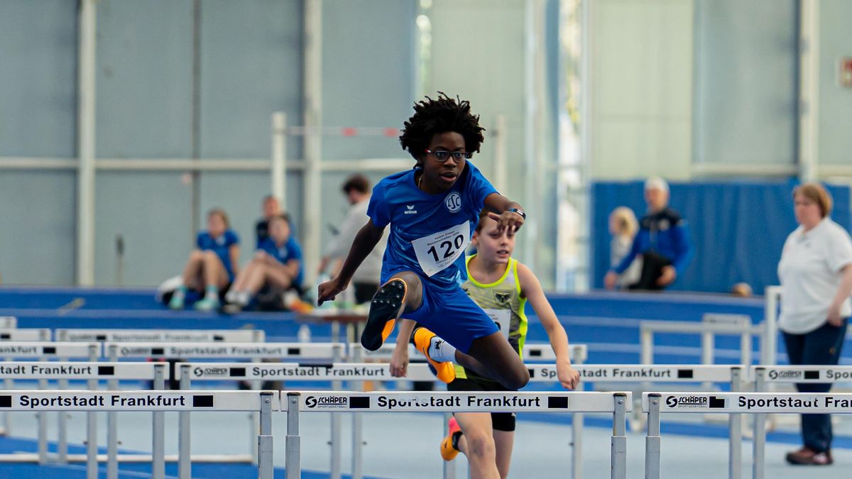 Steven Dickhaut über die Hürden.